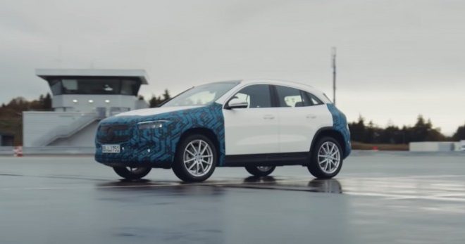 Mercedes-Benz показал менее замаскированный электрический кроссовер EQA