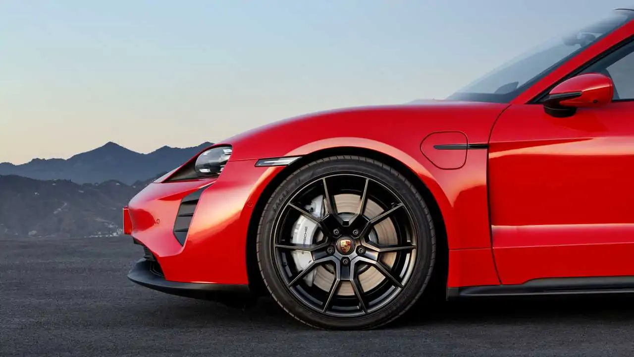 Porsche заявляет, что вождение одной педалью в электромобилях неэффективн