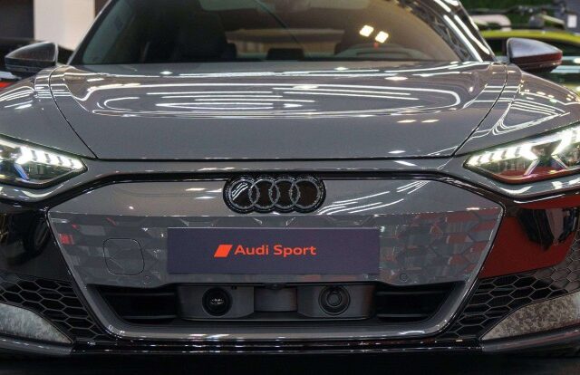 Обзор интерьера, дизайна и характеристик Audi e-tron GT Performance 2025 года