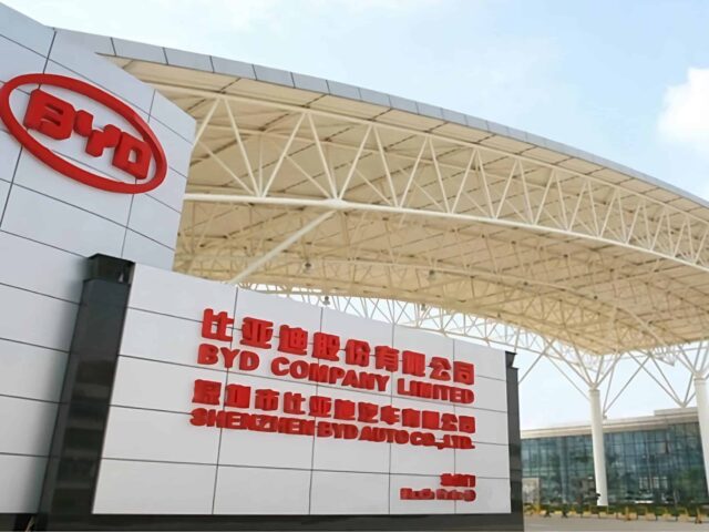 По словам генерального директора, у BYD больше всего специалистов по исследованиям и разработкам среди автопроизводителей и почти 110 000 инженеров.