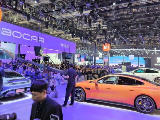 В 2024 году Xiaomi поставила 135 000 автомобилей, а в 2025 году планирует поставить 300 000 автомобилей.