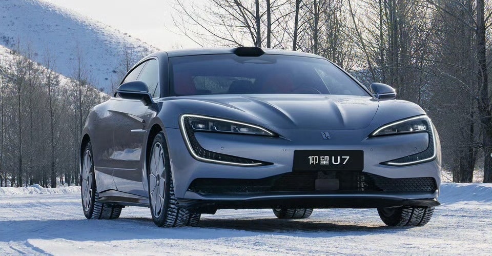 Ежедневный водитель Yangwang U7 от BYD с двигателем мощностью 1282 л.с. преодолевает лабиринт на крыше с помощью управления по телефону (видео)