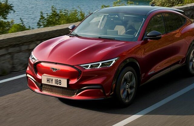 Ford ездит на электрической волне с Mustang Mach-E ведущими рекордными январскими продажами