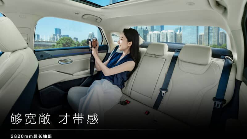 byd qin l ev interior 6 800x450 - Седан Byd Qin L EV впервые выявил интерьер в Китае