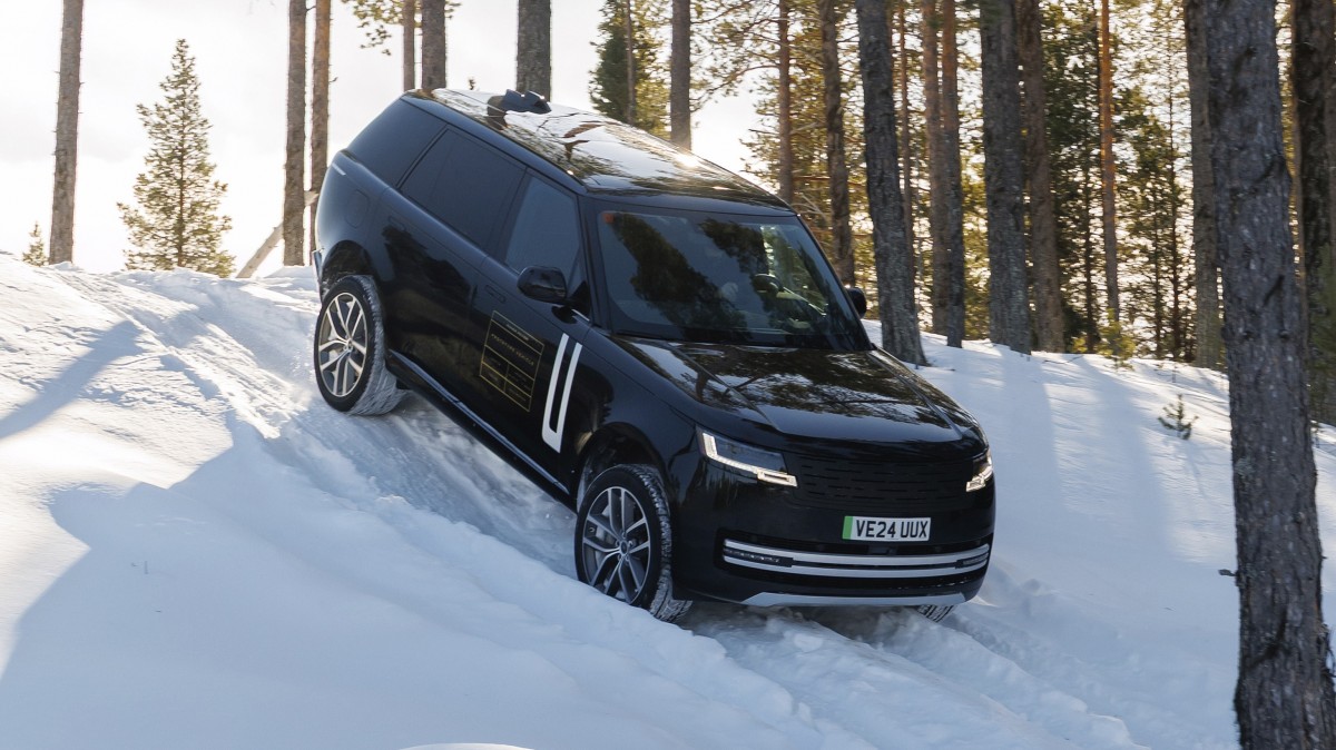 Range Rover Electric Braves Arctic Freeze