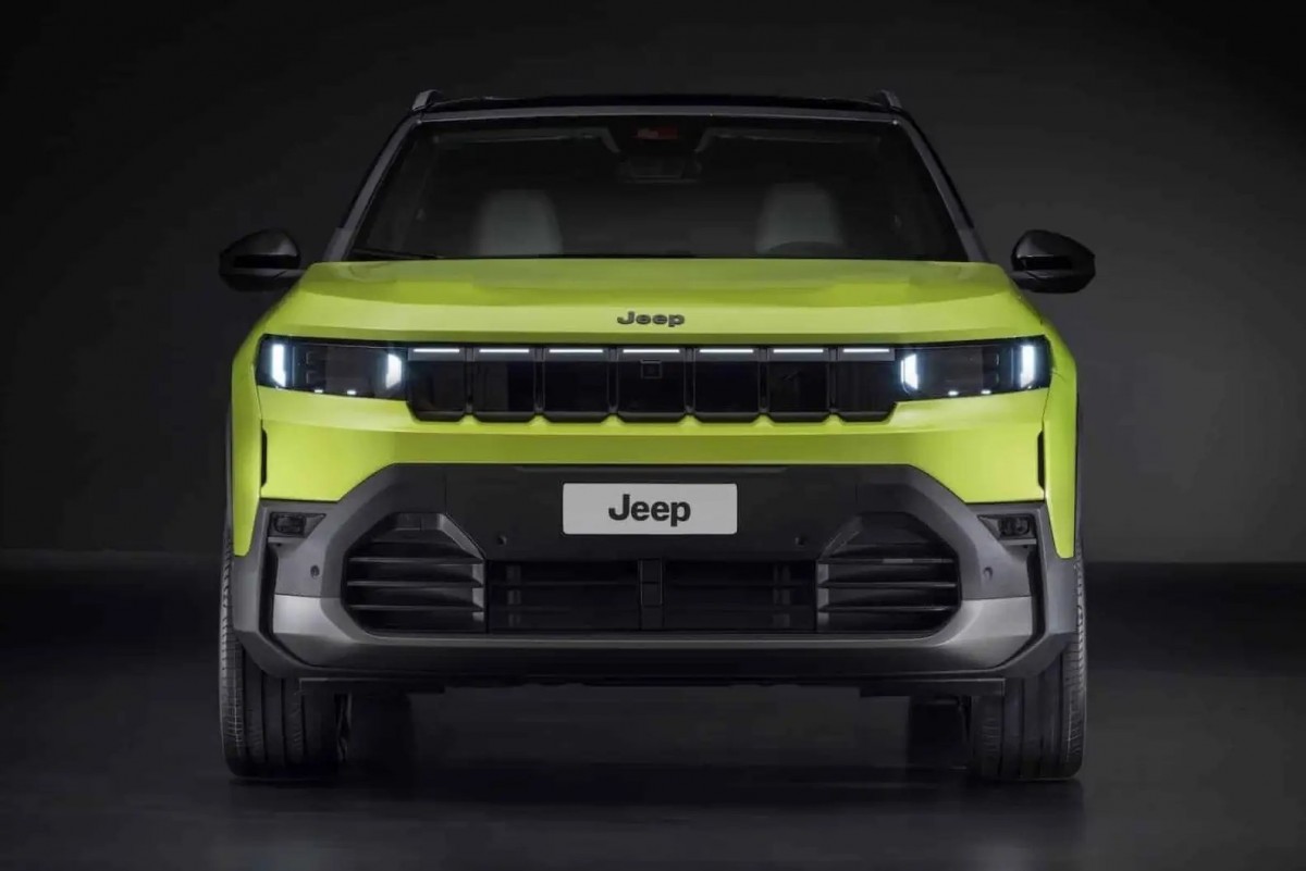 Изображения Jeep Compass протекают перед открытием Изображения Jeep Compass протекают перед открытием