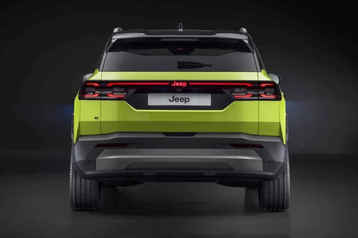 Изображения Jeep Compass протекают перед открытием Изображения Jeep Compass протекают перед открытием