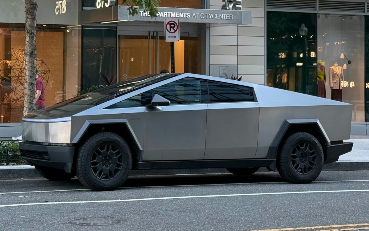 Tesla начинает принимать киберзаторные торговли Tesla начинает принимать торговлю кибертразками