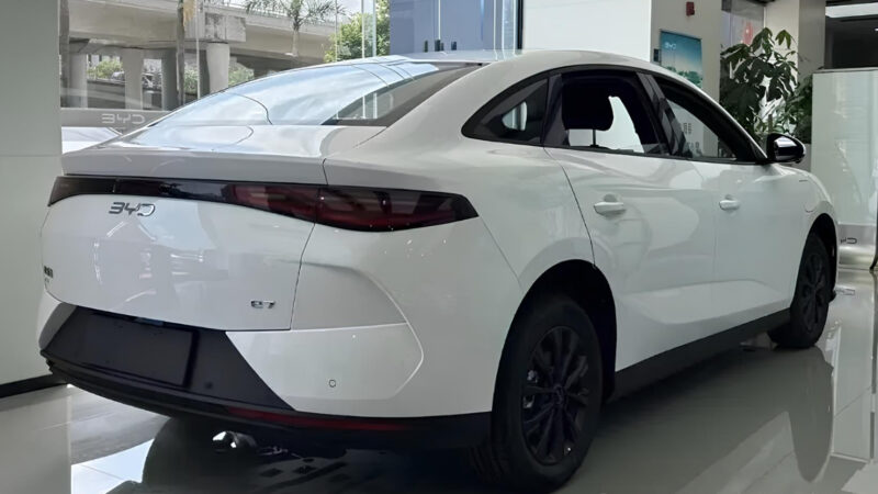 byd e7 dealer 1 800x450 - Седан Byd E7 EV достиг дилеров в Китае, раскрывая интерьер