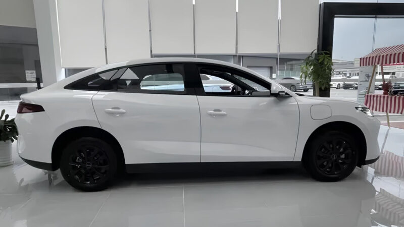 byd e7 dealer 2 800x450 - Седан Byd E7 EV достиг дилеров в Китае, раскрывая интерьер