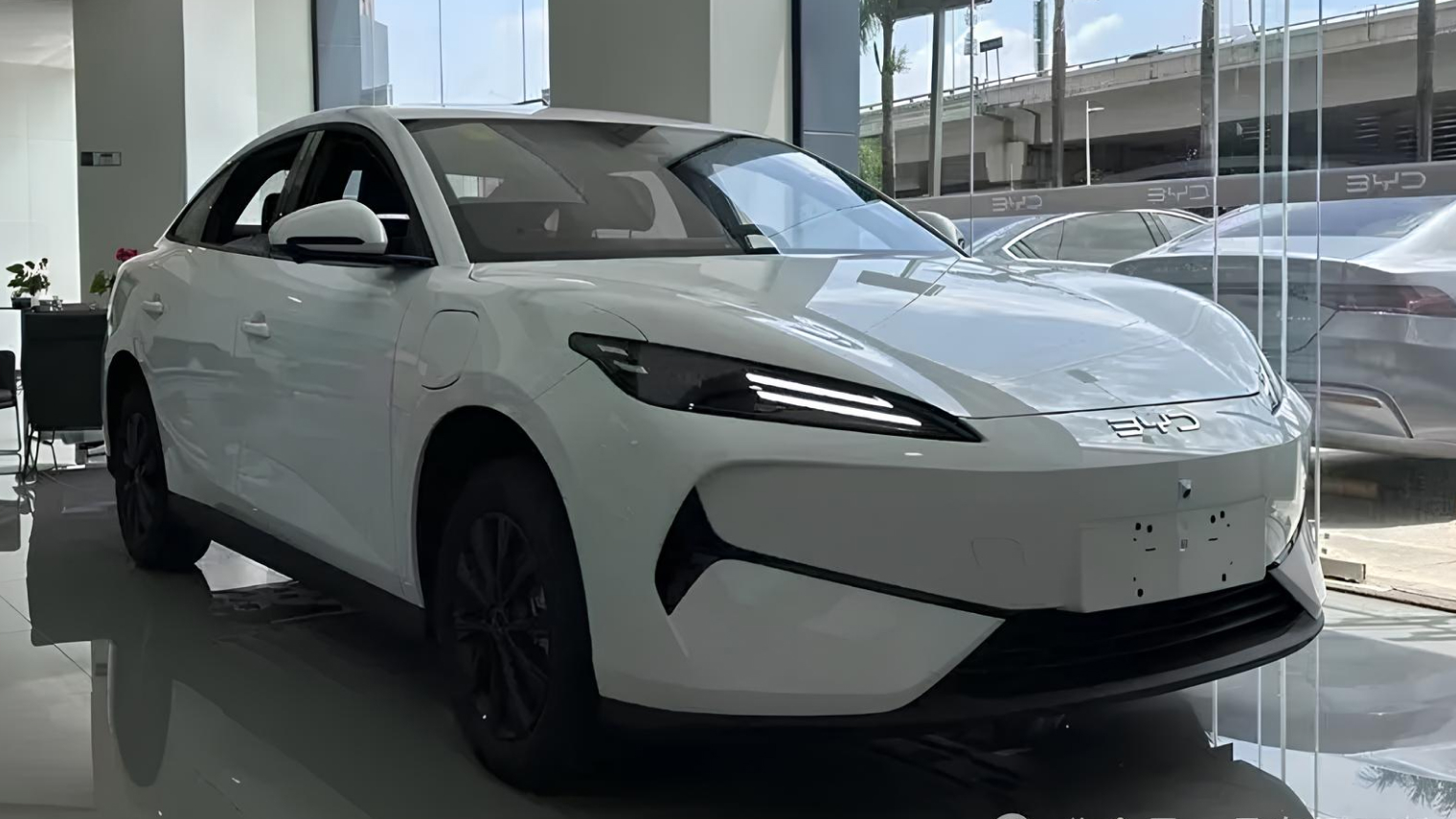 Седан Byd E7 EV достиг дилеров в Китае, раскрывая интерьер