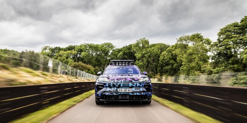 Porsche's Electric Cayenne Shatters Records, прежде чем даже стать официальным