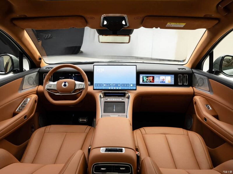 Denza N8L EV: 130 кВт·ч, запас хода 960 км и зарядка за 9 минут Салон Denza N8L с шестью экранами