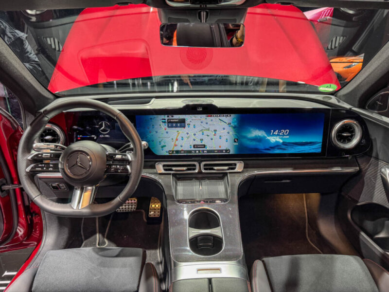 Mercedes GLC Electric: 8 ключевых особенностей новинки Передняя панель Mercedes GLC Electric в цвете Patagonia Red
