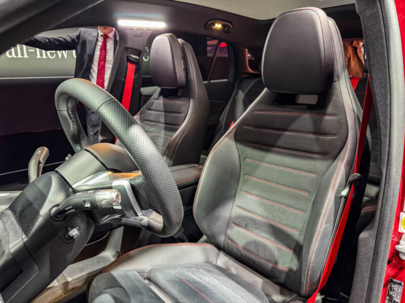 Mercedes GLC Electric: 8 ключевых особенностей новинки Передние сиденья Mercedes GLC Electric в цвете Patagonia Red