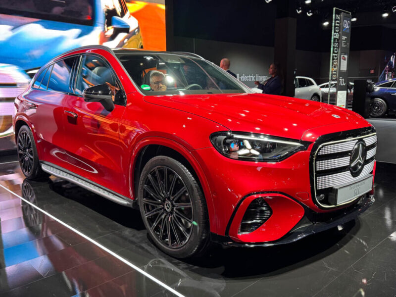 Mercedes GLC Electric: 8 ключевых особенностей новинки Mercedes GLC Electric в цвете Patagonia Red, передняя часть