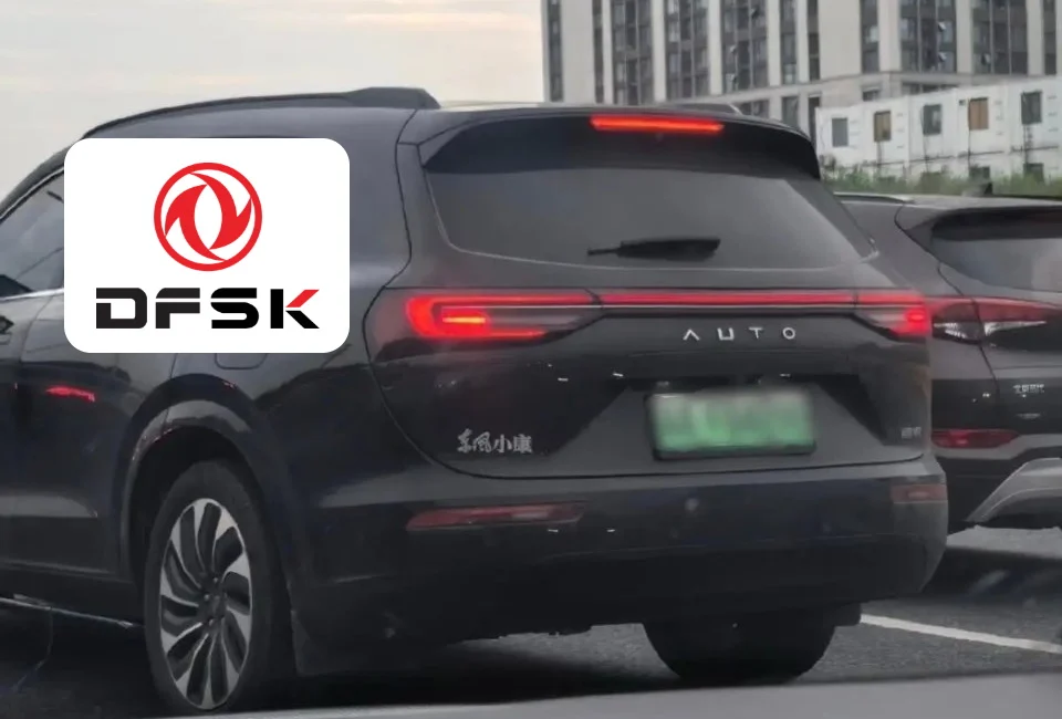 Владельцы Aito выражают недовольство после ухода Huawei, переклеивая логотипы на DFSK Владельцы Aito выражают недовольство после ухода Huawei, переклеивая логотипы на DFSK