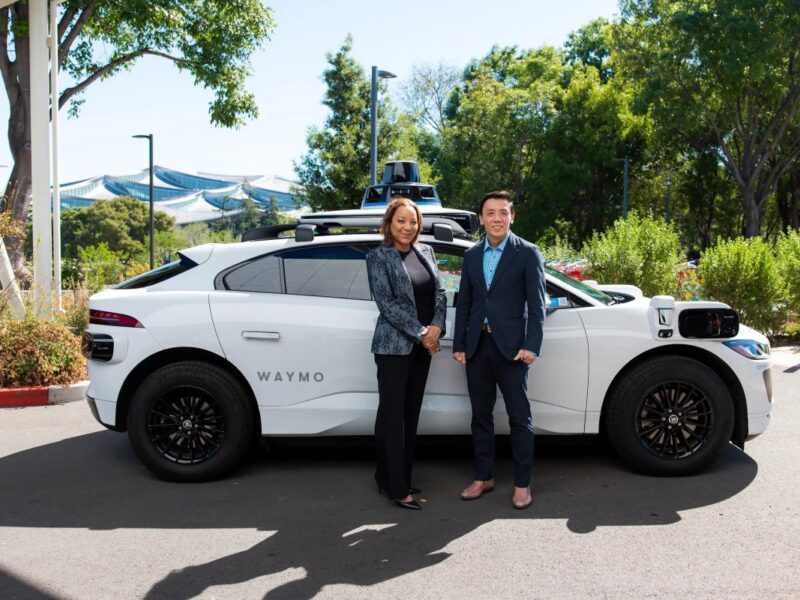 Министр транспорта Сингапура Джеффри Сиов и со-генеральный директор Waymo Текидра Мавакана