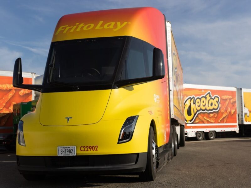 Tesla Semi запущен в серийное производство: завод в Неваде и цель 50 000 грузовиков в год Серийный Tesla Semi сходит с конвейера завода в Спарксе