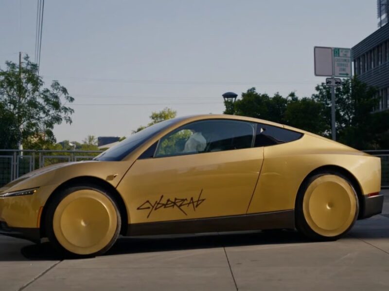 Tesla представила Cybercab: двухместный роботакси без руля и педалей Золотистый Cybercab на презентации в Остине