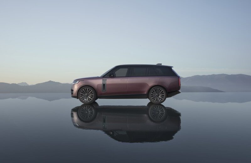 Электрический Range Rover сзади: почти неотличим от ДВС-версии