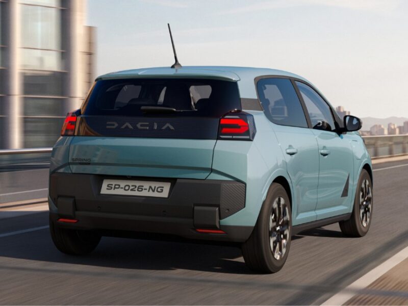 Dacia Spring на дороге