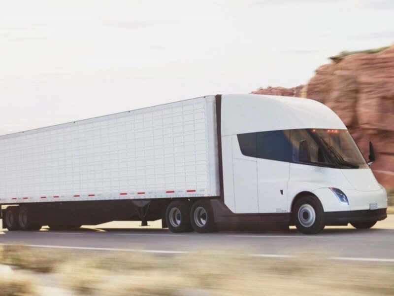 Tesla Semi запущен в серийное производство: завод в Неваде и цель 50 000 грузовиков в год Кабина Tesla Semi с центральным расположением водителя