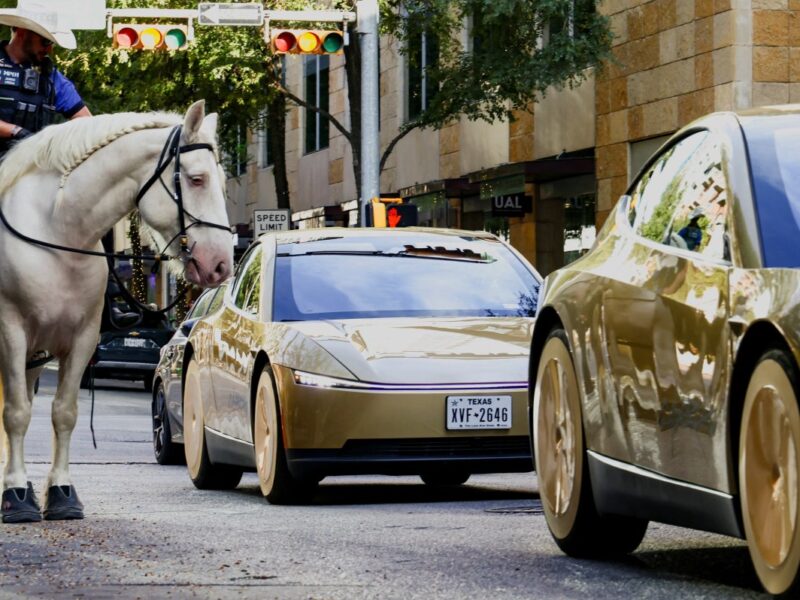 Tesla представила Cybercab: двухместный роботакси без руля и педалей Cybercab с открытыми дверями-бабочками