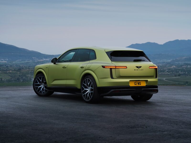 Bentley Torcal: первый электромобиль марки на платформе Porsche Bentley Torcal: вид сзади и мускулистые арки
