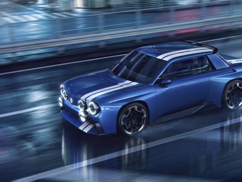 Renault 8 Gordini возвращается как электрический концепт с задним приводом Интерьер с аналоговыми приборами и вельветовыми сиденьями