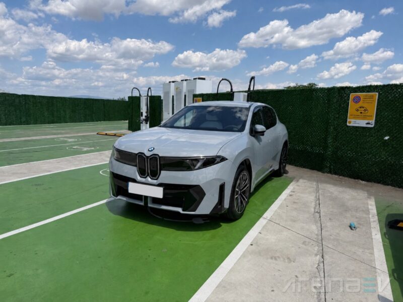 Салон BMW iX3 с белой отделкой