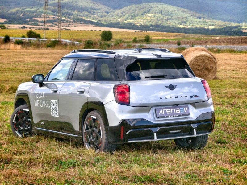 MINI Aceman JCW e: вид сзади