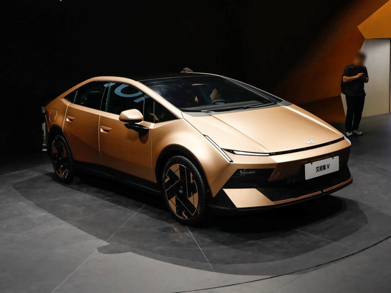 Передняя, боковая и задняя части Hyundai Ioniq V