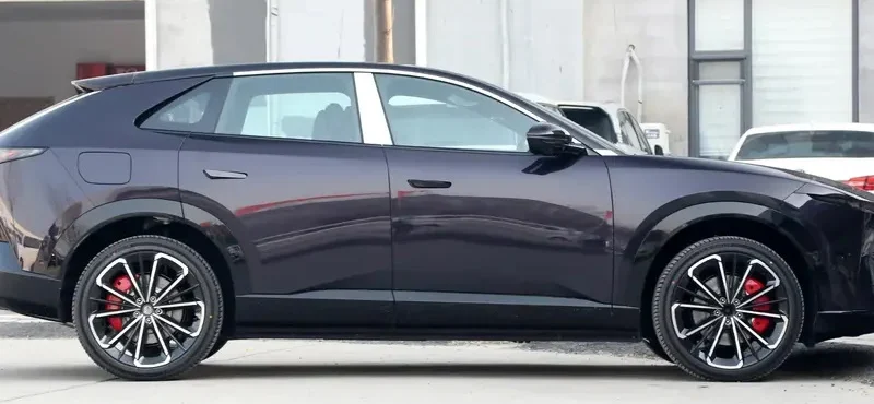 Правая сторона кроссовера Mazda CX-6e