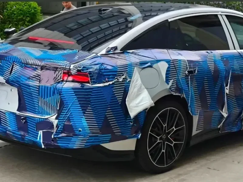 Профиль нового BYD Han на дороге