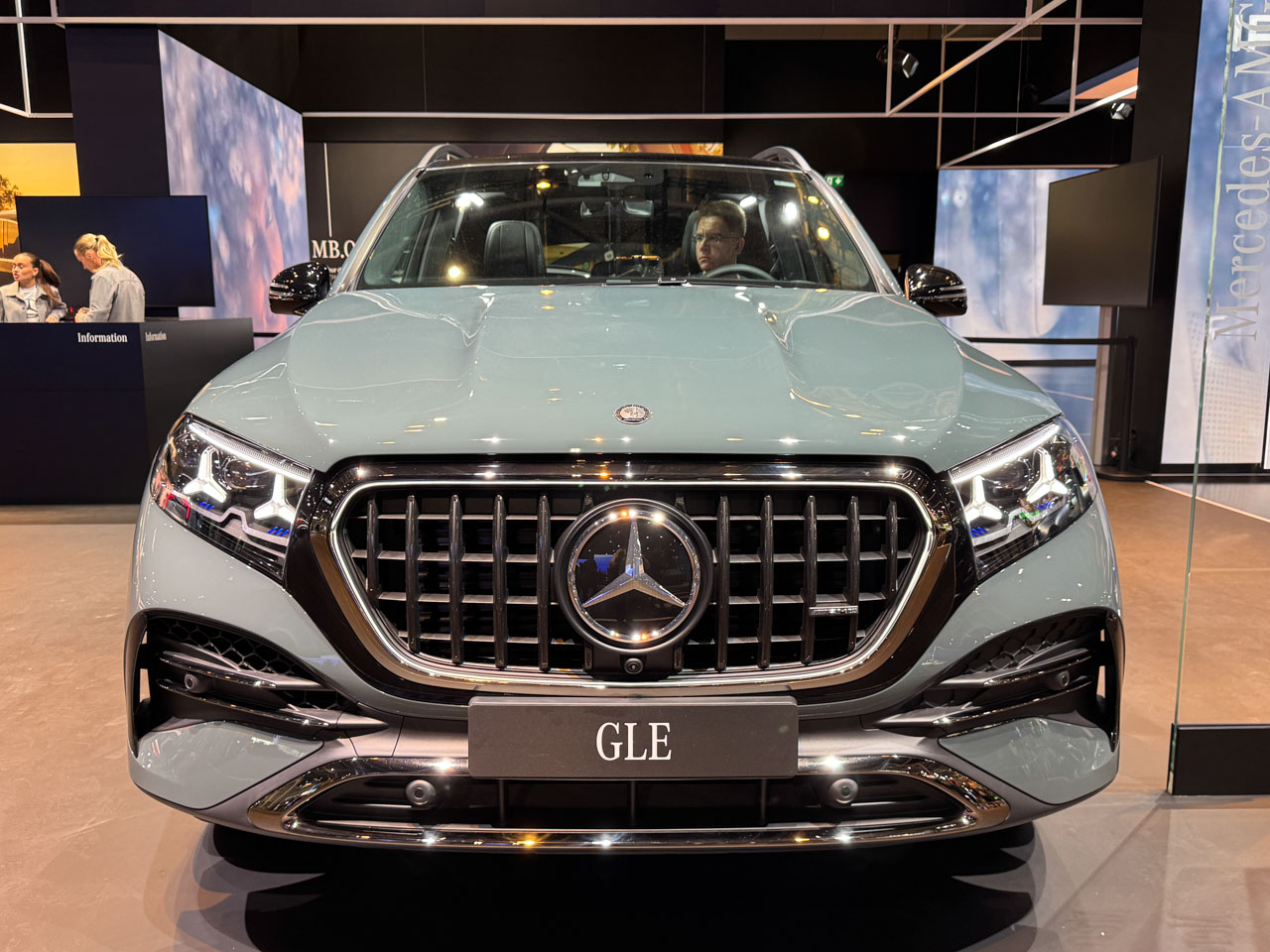Mercedes-AMG GLE 53 Hybrid 2027: Superscreen и физические кнопки