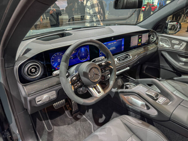 Интерьер Mercedes-AMG GLE 53 Hybrid 2027 с Superscreen