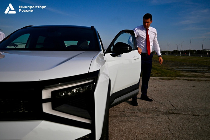 Глава Минпромторга протестировал гибридный LADA Azimut Глава Минпромторга за рулем гибридного кроссовера LADA Azimut