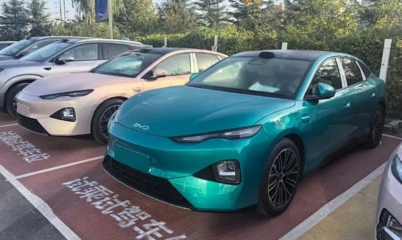 Новый BYD Seal 07 добрался до дилеров: 402 л.с. и запас хода 875 км Салон BYD Seal 07: плавающий экран, цифровая приборная панель и физические переключатели