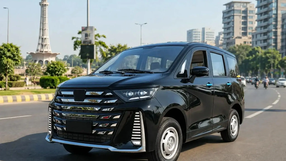 В Пакистане представили минивэн в стиле Toyota Alphard с мотором на 5 л.с.