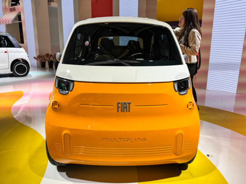 Fiat Multiplina: электрический квадрицикл на четыре места Fiat Multiplina в двухцветной окраске крупным планом
