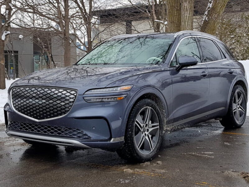 Genesis Electrified GV70 Prestige AWD, три четверти спереди