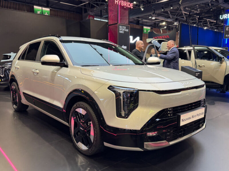 Kia Niro 2027: рестайлинг в стиле Sorento и цена от 2,5 млн рублей Kia Niro Hybrid 2027, передняя часть в три четверти