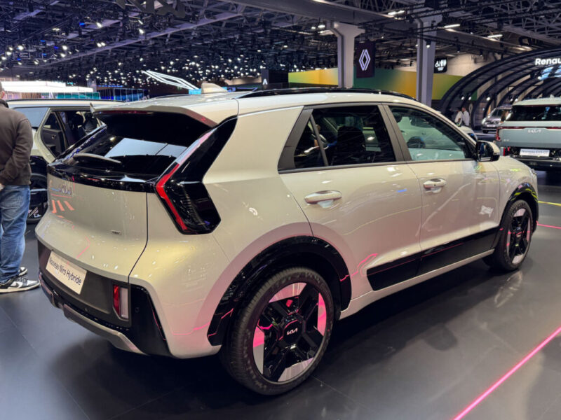 Kia Niro 2027: рестайлинг в стиле Sorento и цена от 2,5 млн рублей Kia Niro Hybrid 2027, задняя часть в три четверти