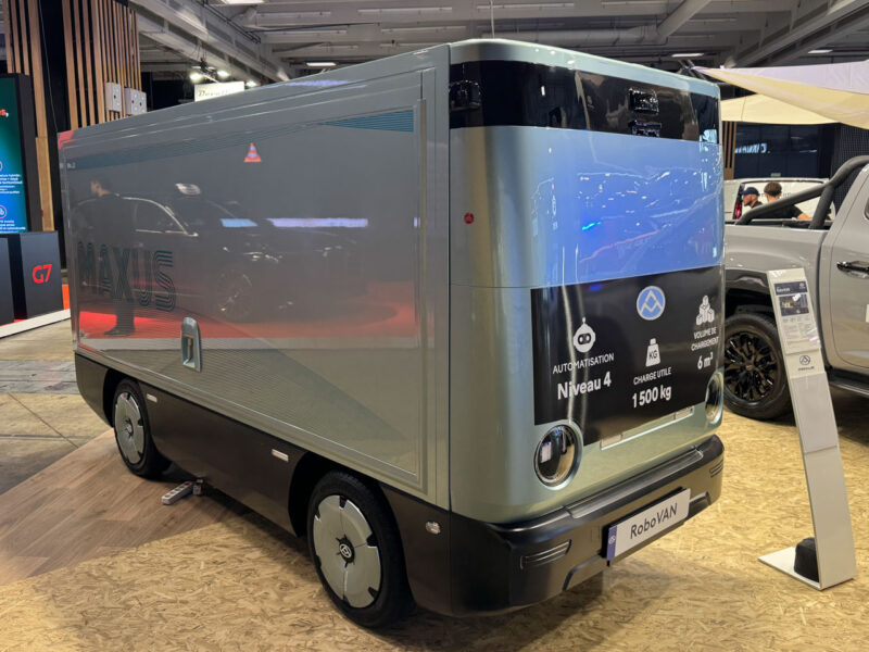 Концепт Maxus RoboVAN, вид спереди сбоку
