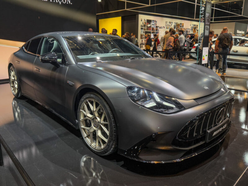 Mercedes-AMG GT 4-Door Coupe: электрический спорткар в цвете Graphite Grey Magno Mercedes-AMG GT 63 4-Door EV, вид спереди-сбоку