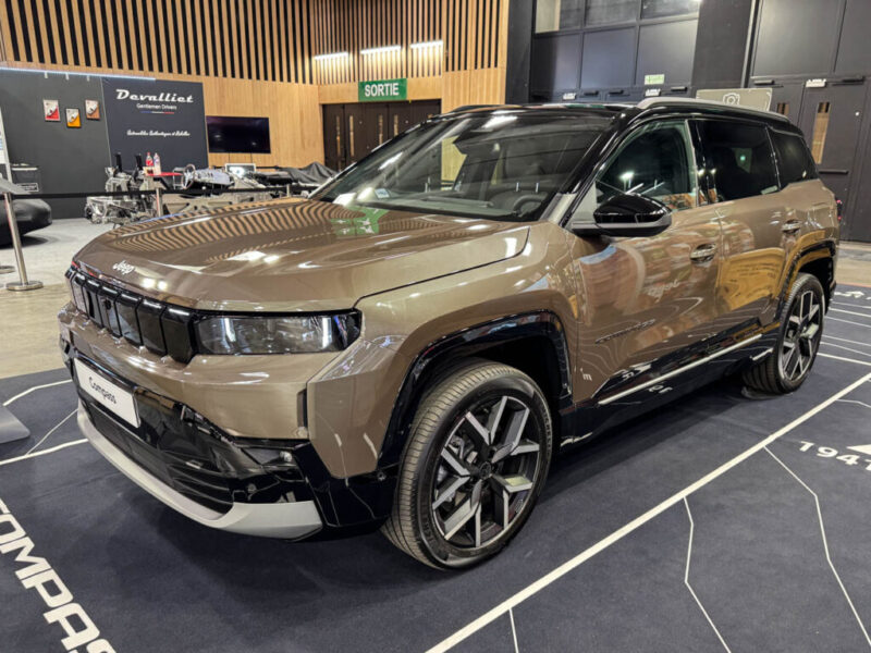Новый Jeep Compass для США: электромобиль, гибрид и «мягкий» гибрид Новый Jeep Compass Electric Summit, передняя трёхчетвертная проекция