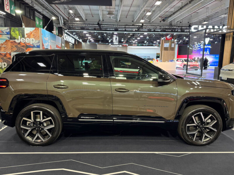 Новый Jeep Compass для США: электромобиль, гибрид и «мягкий» гибрид Новый Jeep Compass Electric Summit, вид сбоку