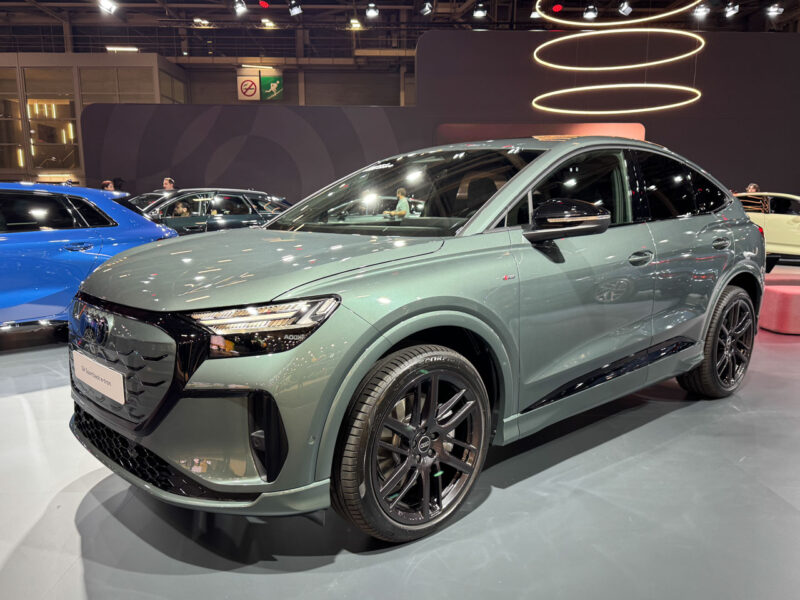 Обновлённый Audi Q4 Sportback e-tron, вид спереди-сбоку