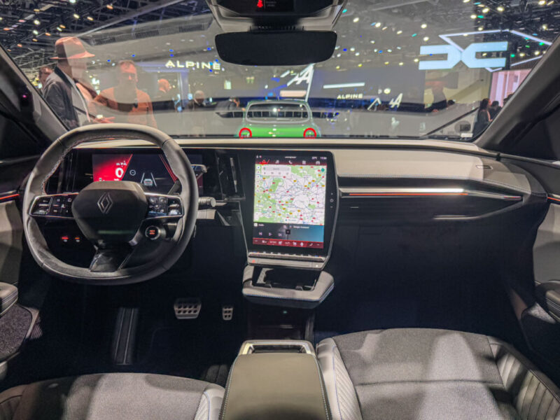 Обновлённый Renault Megane E-Tech: что улучшили в версии 2027 года Передняя панель обновлённого Megane E-Tech Electric
